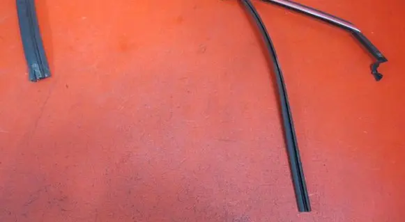 Citroen DS4 Front door glass trim molding 