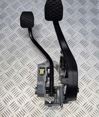 BMW 1 F20 F21 Pedal assembly 6860643