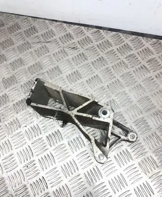 Volvo V70 Engine mounting bracket