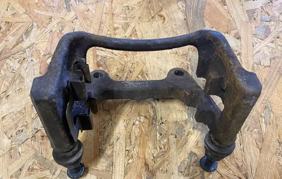 Volkswagen PASSAT B6 Brake caliper pad carrier rear 9225B