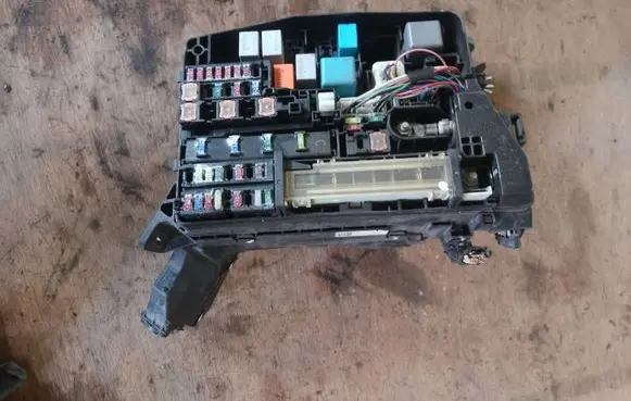Toyota Avensis T270 Fuse module 8211105J11