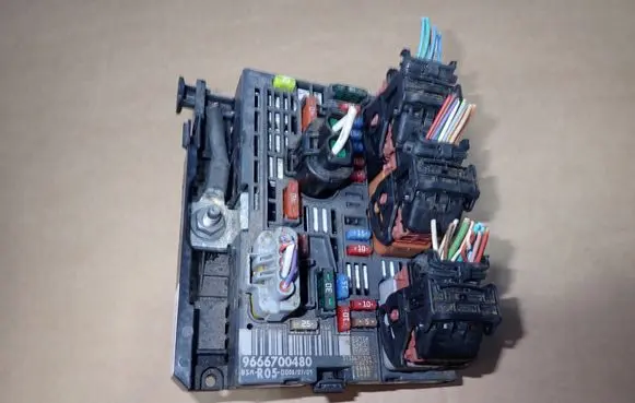 Citroen C4 I Picasso Fuse module 9666700480
