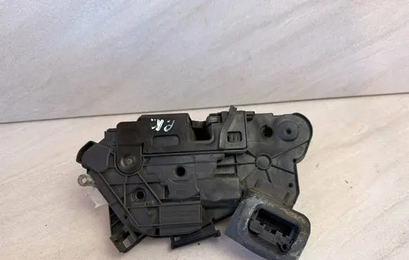 Volkswagen Jetta VI Front door lock 5K1837015D