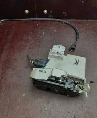 Volkswagen Polo Front door lock 3B1837015AM2