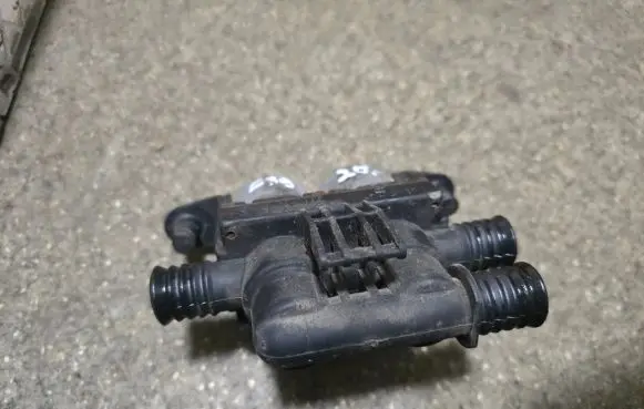 BMW 5 E39 Coolant heater control valve 1147412137