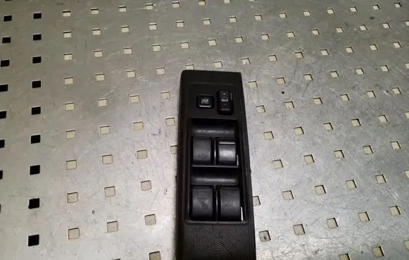 Toyota Corolla Verso E121 Electric window control switch 848200F010