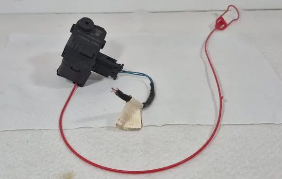 Audi A4 S4 B8 8K Fuel tank cap lock motor 8K0862153B 013284 240408