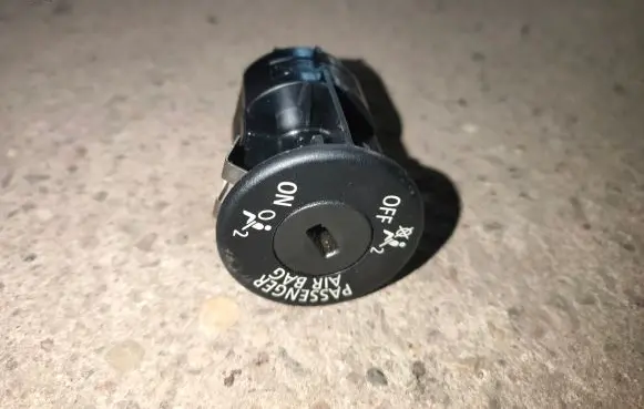Passenger airbag on/off switch