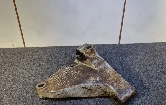 Engine mounting bracket