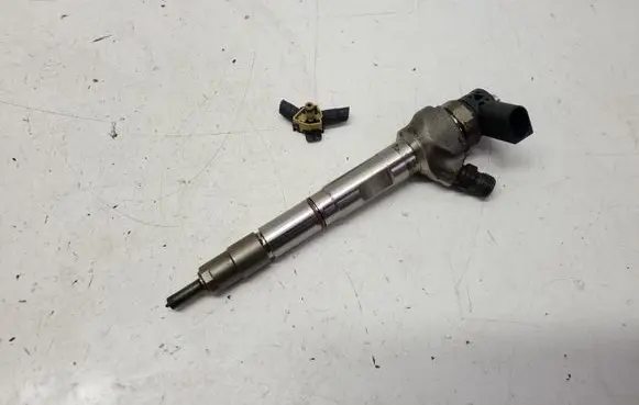 Volkswagen Jetta VI Fuel injector 0445110469 04L130277AC