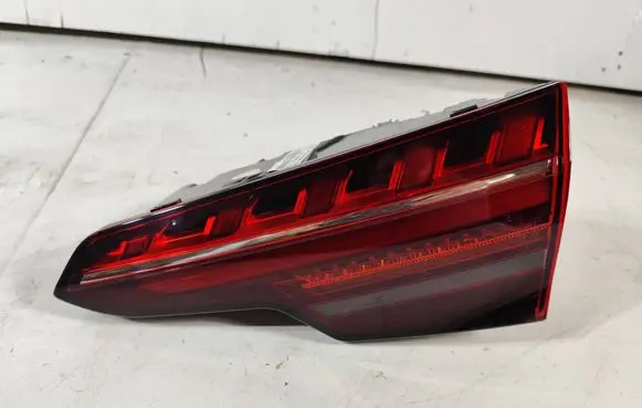 Tailgate rear/tail lights