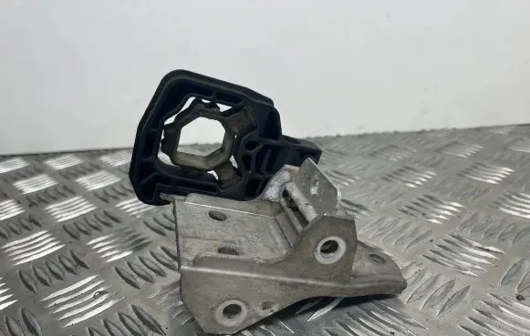 BMW 5 F10 F11 Radiator mount bracket 7186514 718651409