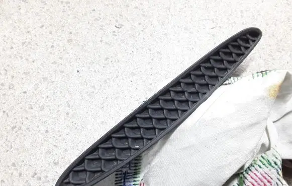 Rear bumper trim bar molding