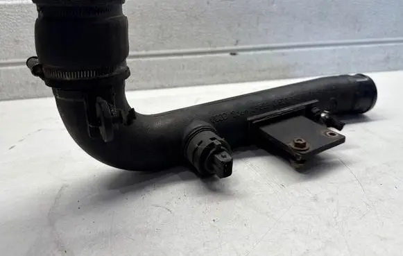 Volkswagen PASSAT B5 Intercooler hose/pipe 8D0145840A