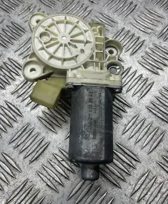 Mercedes-Benz E W211 Front door window regulator motor A2118202942 83626101