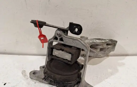 Engine mount vacuum valve