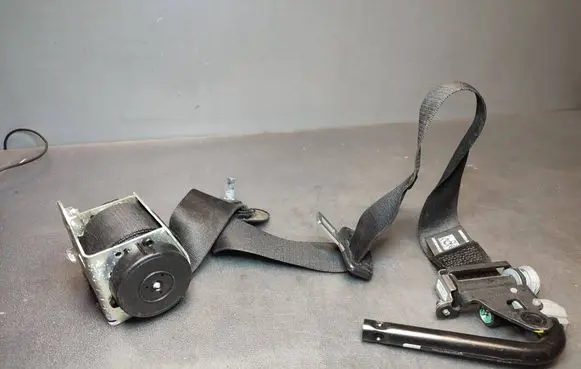 BMW 5 F10 F11 Front seatbelt 610126200B