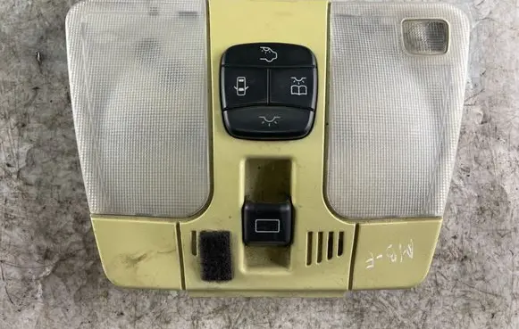 Mercedes-Benz E W210 Front seat light 208820