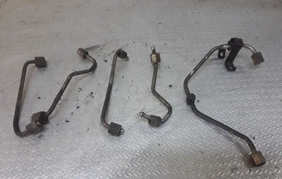 KIA Sorento Fuel injector supply line/pipe 