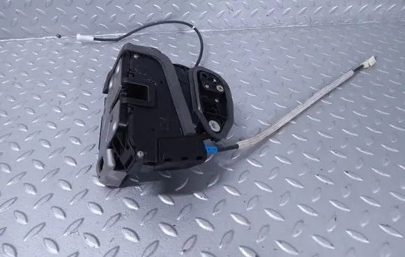 Cadillac ATS Front door lock 13592279 13586154