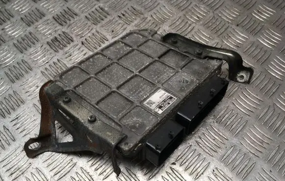 Toyota Avensis T270 Engine control unit/module 8966105D30 MB2759000181