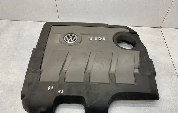Volkswagen PASSAT B7 Engine cover (trim) 03L103925AR