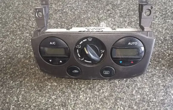 Nissan Primera Climate control unit 275109F500