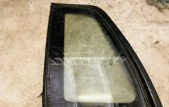 Mitsubishi Space Runner Rear side window