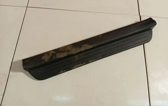 Front sill trim cover