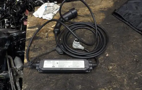 Nissan Leaf II (ZE1) Electric car charging cable 