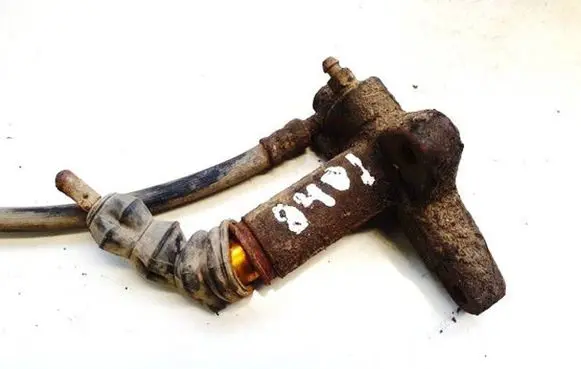 Mitsubishi Pajero Sport I Clutch master cylinder 