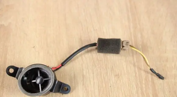 Front door high frequency speaker