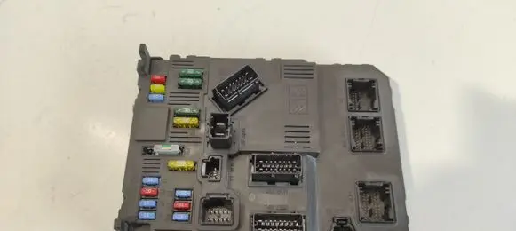 Peugeot 407 Fuse module 9655221180 BSIS0300 S120104600L