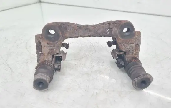 Toyota Avensis T250 Brake caliper pad carrier rear 0204Y01338