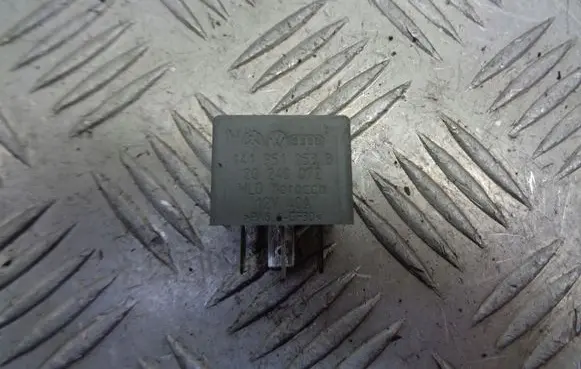 Volkswagen PASSAT B5.5 Other relay 141951253B