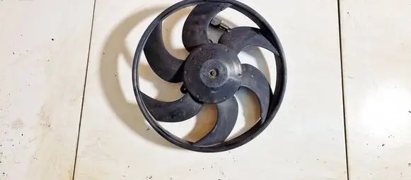 Radiator cooling fan shroud