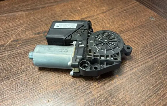 Volkswagen Transporter - Caravelle T5 Front door window regulator motor 7H1959802 E038070046