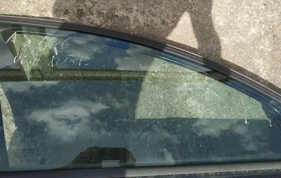 Volvo V50 Front door window glass four-door