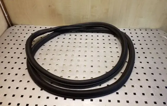Opel Astra J Rear door rubber seal (on body) 13260045