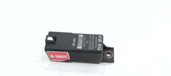 Volkswagen PASSAT B7 Glow plug pre-heat relay 038907281D