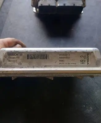Volvo V70 Engine control unit/module 0281001776 28SA4018