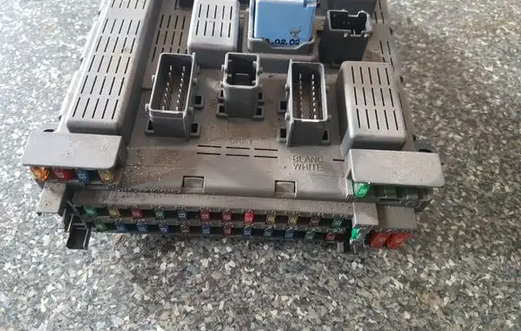 Peugeot 607 Fuse module 9641958680