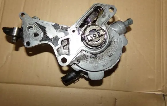 Volkswagen PASSAT B5.5 Vacuum pump