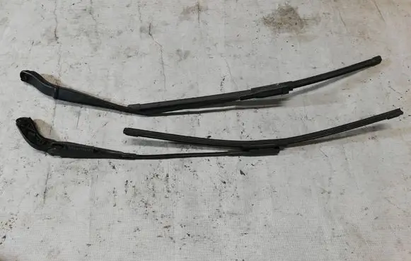 Mercedes-Benz B W245 Front wiper blade arm A1698200240 A1698200140