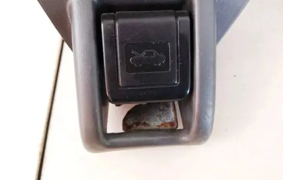 Engine bonnet (hood) release handle