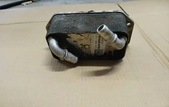 Volvo S90, V90 Engine oil radiator 31368636