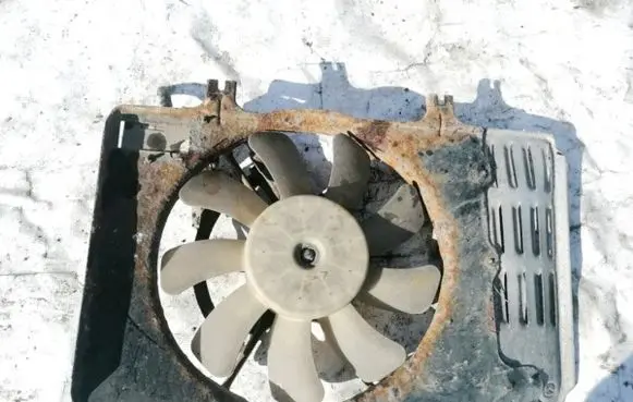 Mazda 2 Radiator cooling fan shroud