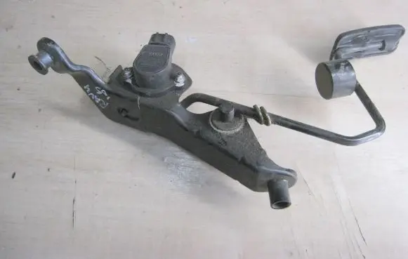 Toyota RAV 4 (XA20) Accelerator throttle pedal 8928133010