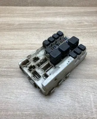 Nissan Maxima A34 Fuse module 284B77Y020