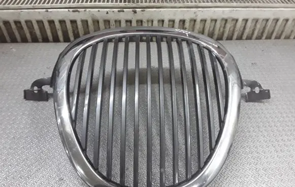 Jaguar S-Type Front bumper upper radiator grill XR838A100AA